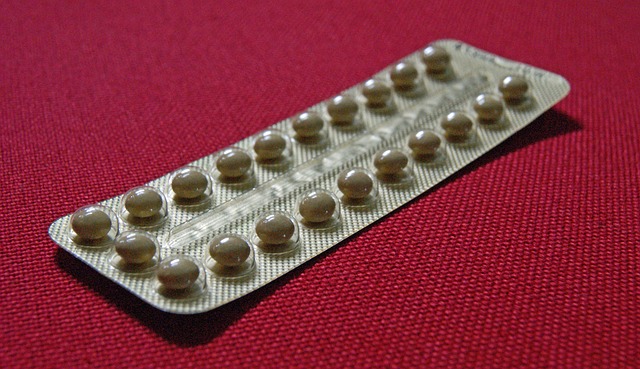 Zmenšení prsou po vysazení antikoncepce: Jak ovlivní hormonální změny?