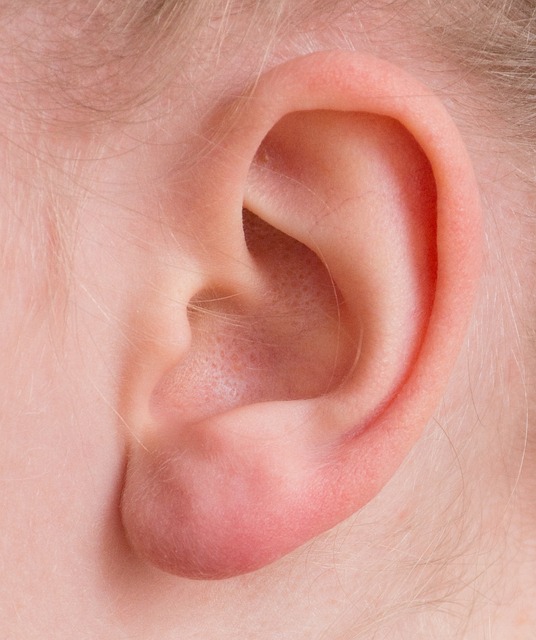 6. Existují rizika ​a komplikace spojené s⁣ plastikou ⁤ušních⁣ boltců?