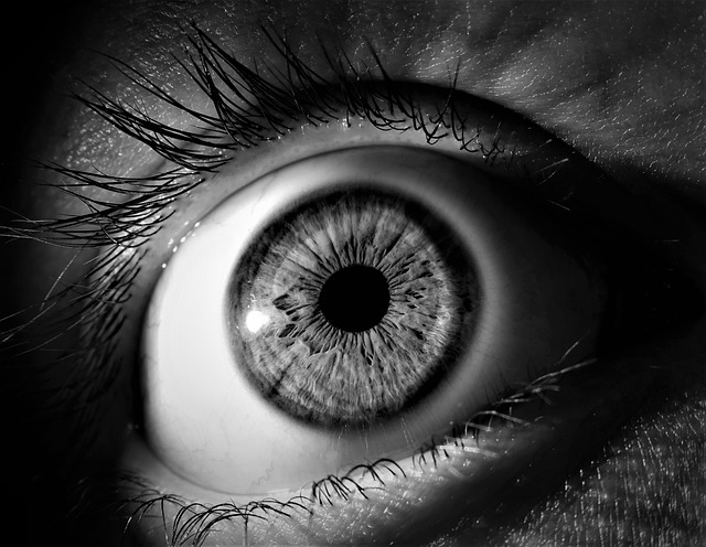 Blikání v oku po operaci: Co může způsobit?