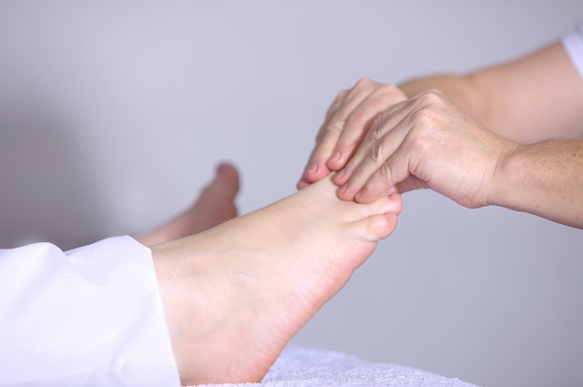 2. ​Doporučené‍ postupy pro zmírnění ⁣bolesti​ nohy po zákroku