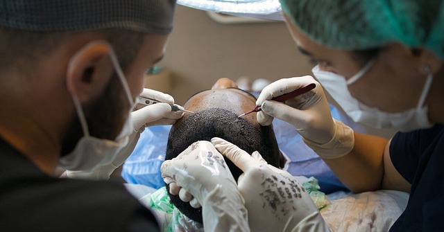 Operace vlasů: Nabízené zkušenosti​ pacientů ⁣a hodnocení klinik