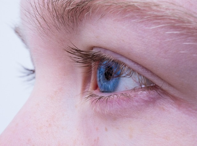 Správná technika tlakové masáže pro rychlou regeneraci očních víček