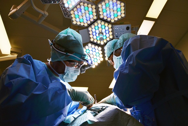 Jak dlouho trvá operace tříselné kýly: Doba zákroku a zotavení