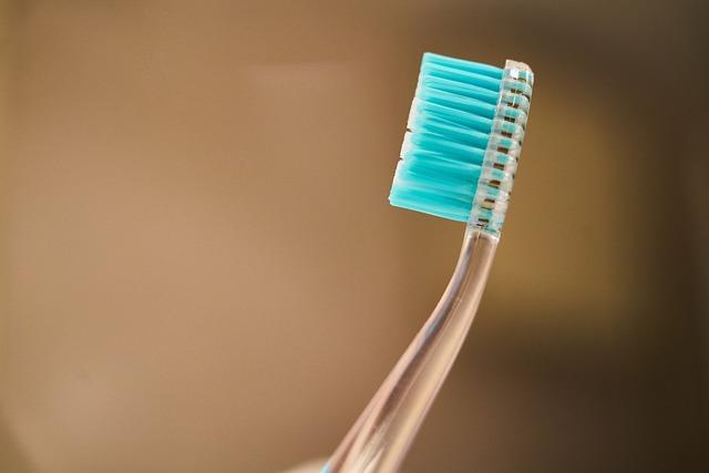 Výběr správného zubního kartáčku a pasty pro péči o zuby s rovnátky