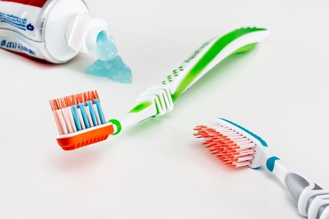 Správná ústní hygiena jako klíč k prevenci bílých fleků na zubech